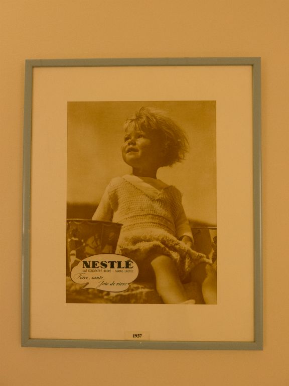 Une des nombreuses affiches publicitaires Nestlé