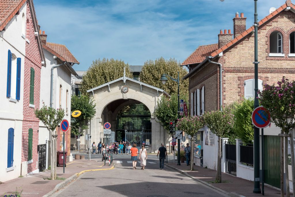 L' entrée de la Chocolaterie, depuis une des rues de la cité ouvrière Menier