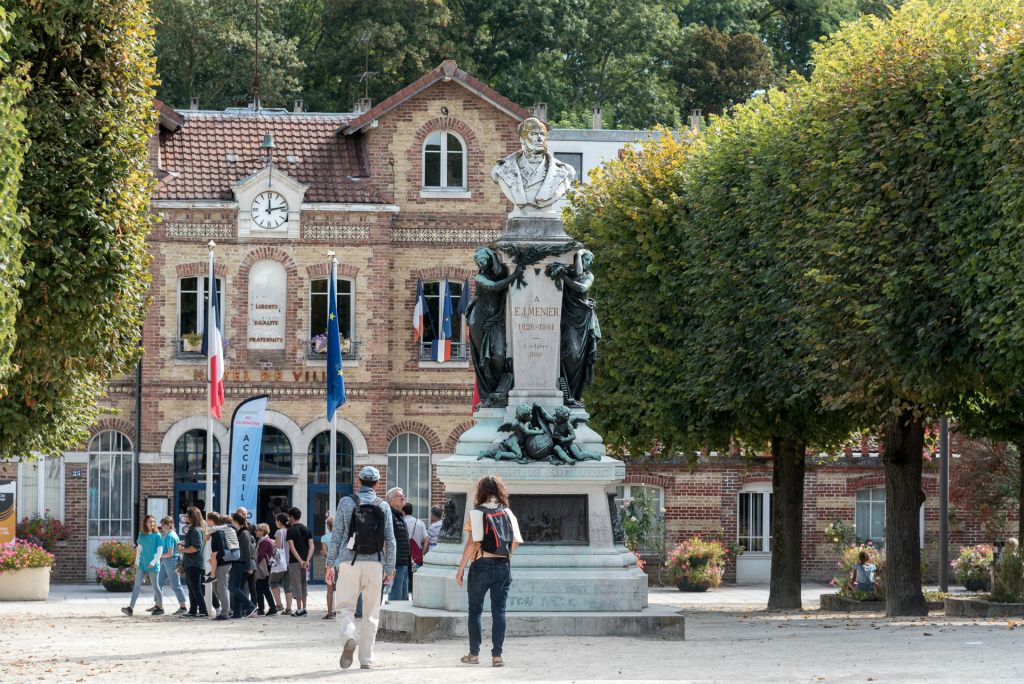 La place Emile Menier devant l'hôtel de ville anciennement école laïque Menier